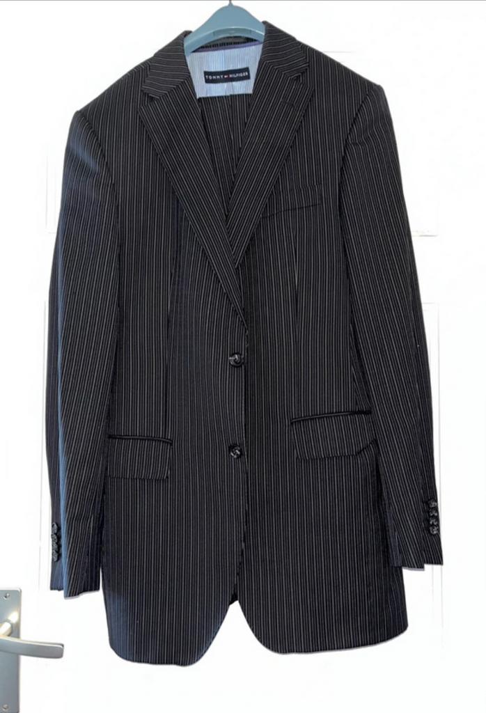 Tommy Hilfiger heren kostuum pak, Kleding | Heren, Kostuums en Colberts, Ophalen of Verzenden, Zo goed als nieuw, Grijs