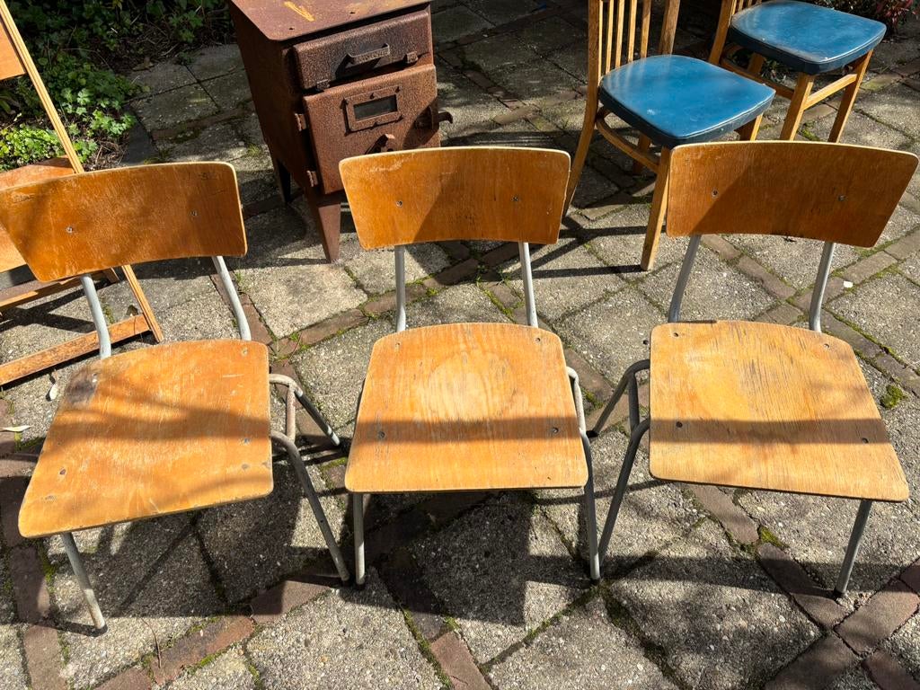 Vintage schoolstoelen 3 voor €20,-, Ophalen, Gebruikt, Bruin, Drie