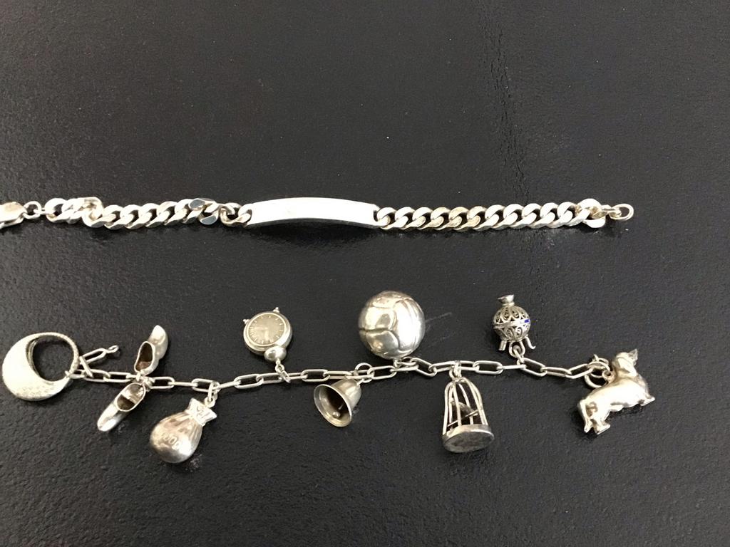 Zilveren armband met bedels en naamplaatje, Ophalen of Verzenden, Gebruikt, Zilver, Met bedels of kralen