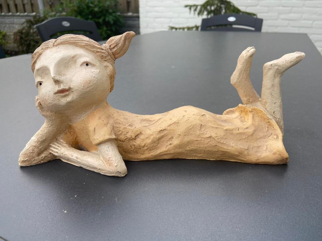 Beeld - Liggend Meisje - Polystone., Verzamelen, Beelden en Beeldjes, Ophalen of Verzenden, Zo goed als nieuw, Mens