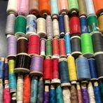 Partij naai garen - Klosjes, klossen, pijpjes,doos 50 stuks, Hobby en Vrije tijd, Naaien en Fournituren, Ophalen of Verzenden
