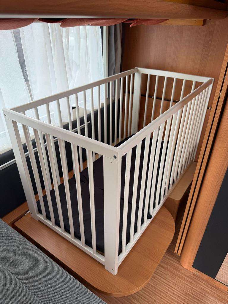 Compact wit ledikantje gebruikt in caravan/camper, Kinderen en Baby's, Babywiegjes en Ledikanten, Ophalen, Gebruikt, Ledikant