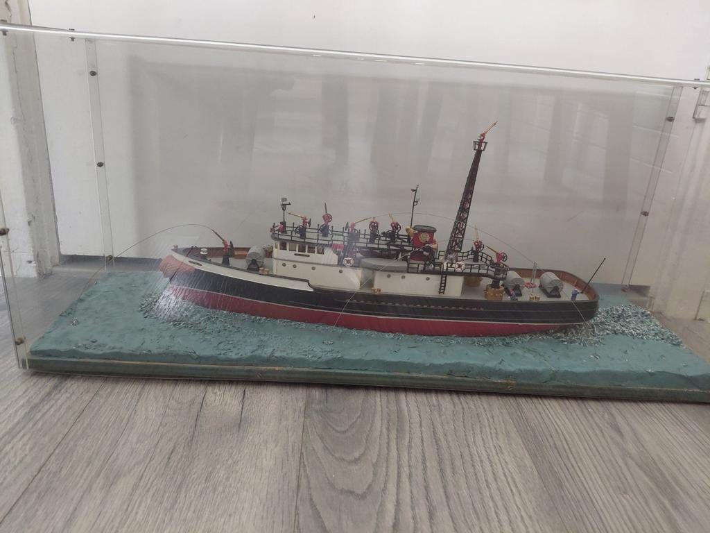 Gedetailleerd model van een brandweerboot in vitrine, Ophalen, Gebruikt, Groter dan 1:32, Overige merken