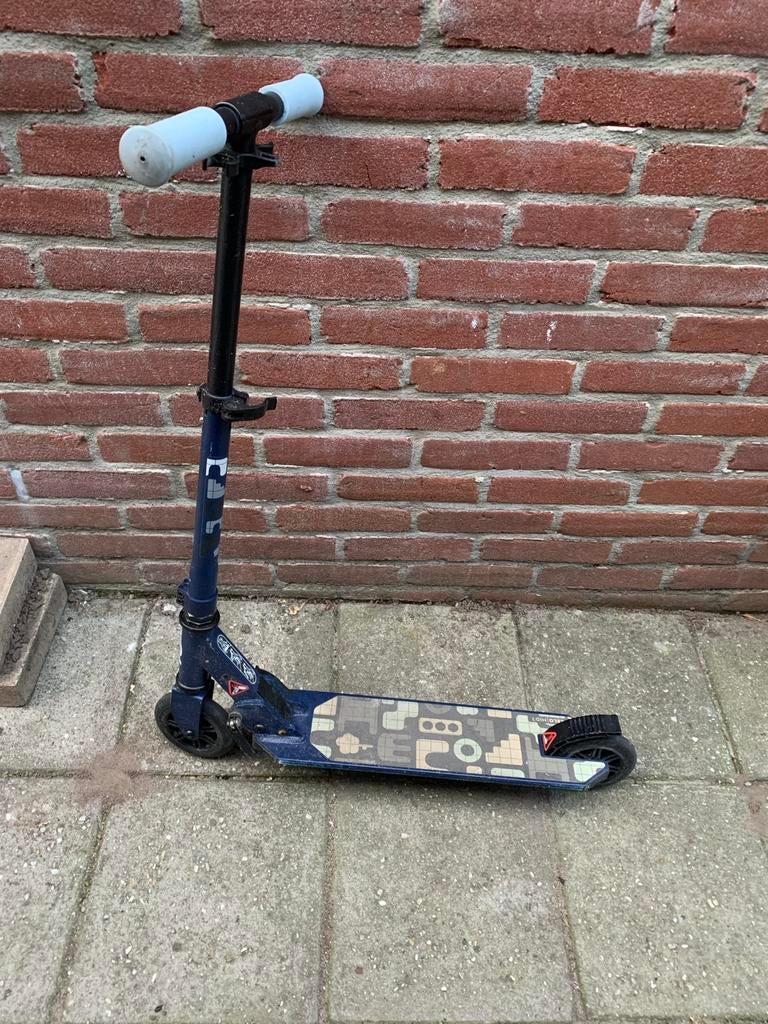 Blauwe step met patroon op voetenplank, Ophalen of Verzenden, Gebruikt, Gewone step