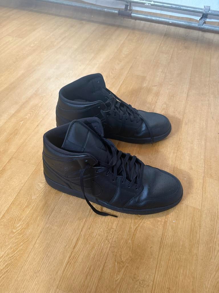Nike Air Jordan 1 Mid Triple Black - Maat 50.5, Ophalen of Verzenden, Zo goed als nieuw, Zwart, Sneakers of Gympen