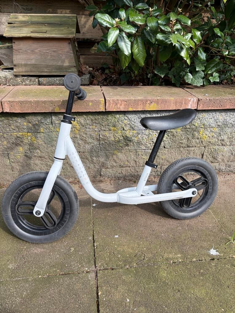 Loopfiets b’twin decathlon 10 inch, Kinderen en Baby's, Speelgoed | Buiten | Voertuigen en Loopfietsen, Ophalen, Gebruikt, Loopfiets