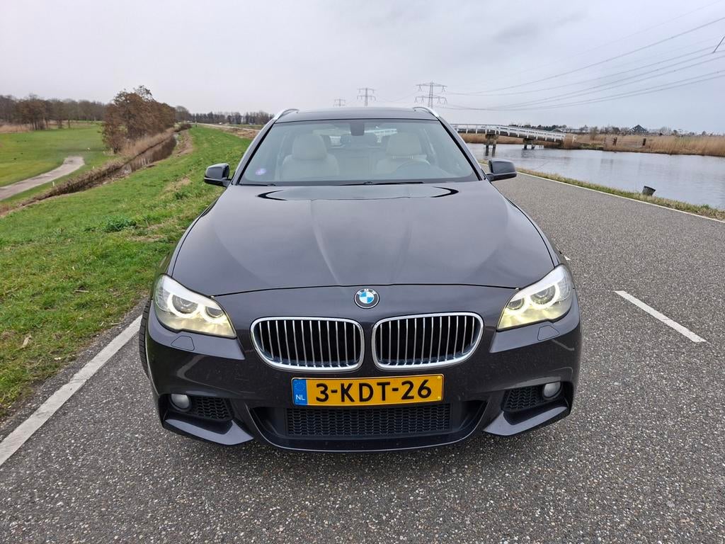 BMW 528i Touring High executive NL auto panoramadak, Auto's, BMW, Automaat, Euro 5, Achterwielaandrijving, Zwart