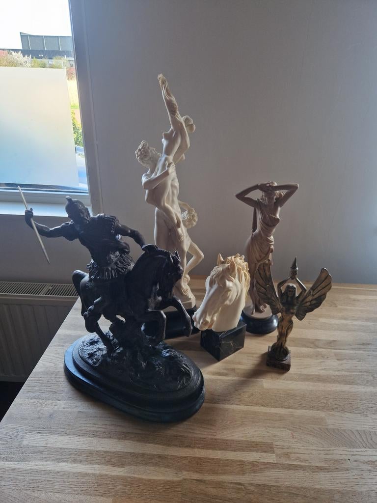 Verzameling beelden Griekse oudheid krijger godin paard, Ophalen