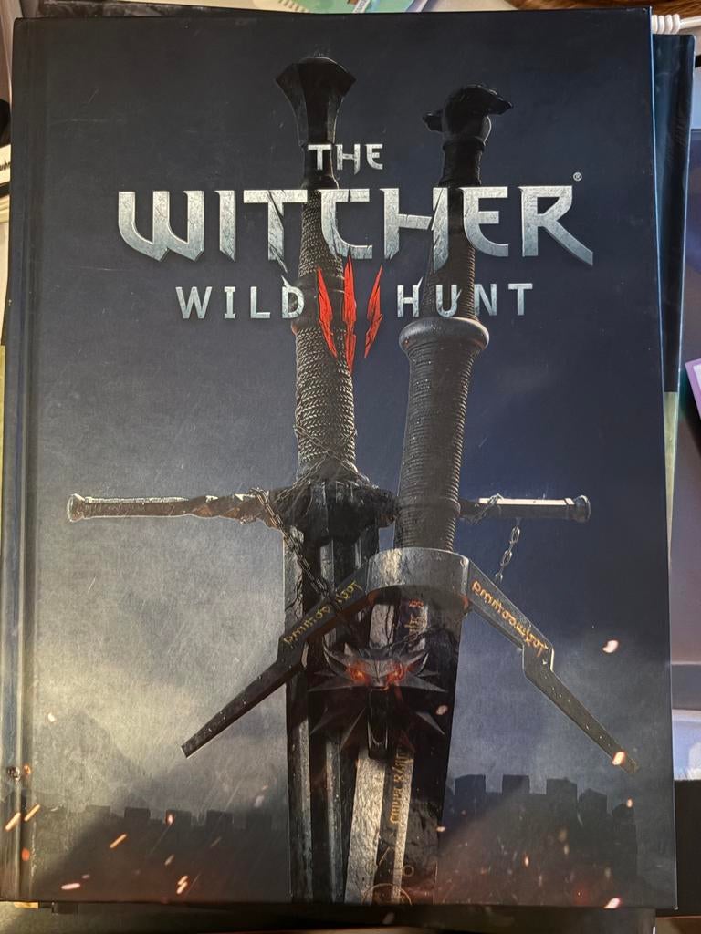 The Witcher Wild Hunt: Officiële Guide Collector’s Edition!, Boeken, Romans, Zo goed als nieuw, Ophalen of Verzenden