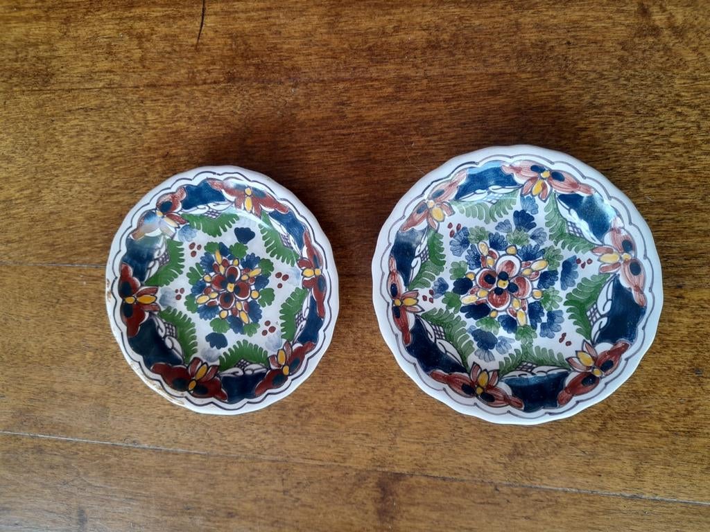 Twee handgeschilderde Makkum aardewerk schaaltjes, Antiek en Kunst, Antiek | Keramiek en Aardewerk, Ophalen of Verzenden