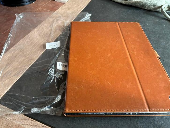 iPad 12.9 hoes met magneetsluiting - Bruin, Computers en Software, Tablet-hoezen, Nieuw, Bescherming voor- en achterkant, 13 inch of meer