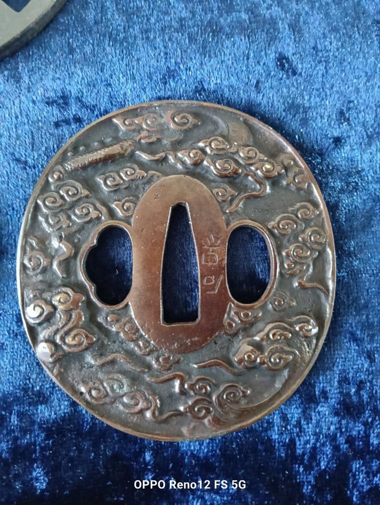 Antieke Japanse Tsuba met Draken en Wolken Motief, Antiek en Kunst, Antiek | Overige Antiek, Ophalen of Verzenden