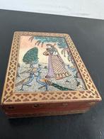 Oud Oosters houten kistje met achter glas geschilderd deksel, Ophalen of Verzenden