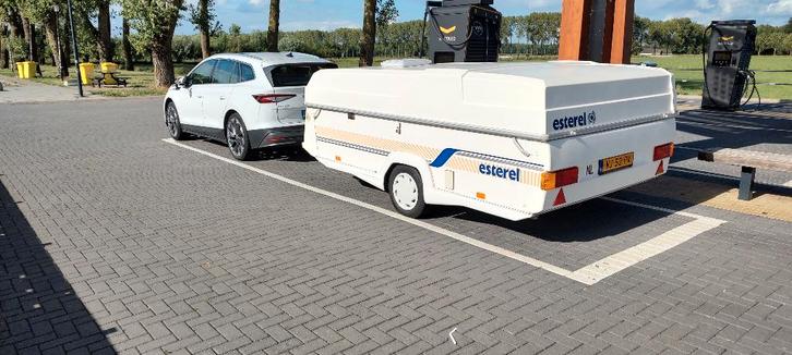 caravan, Caravans en Kamperen, Caravans, Particulier, tot en met 4, 500 - 750 kg, Treinzit, Esterel, 2 aparte bedden, tot 4 meter