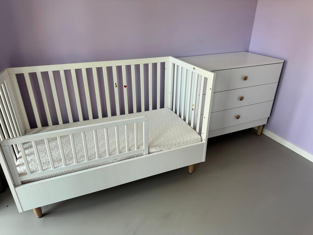 Wit kinderbed 140x70 met matras en commode met lade, Ophalen, Gebruikt, 70 tot 85 cm, 140 tot 160 cm