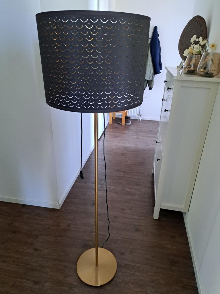 Moderne staande lamp met gouden voet en zwarte kap, Modern, Sfeervol, Ophalen of Verzenden, Zo goed als nieuw, Stof