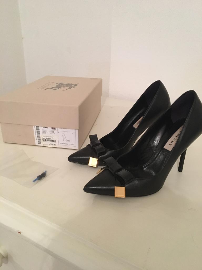Burberry pumps../Zwart 36, Ophalen of Verzenden, Zo goed als nieuw, Zwart