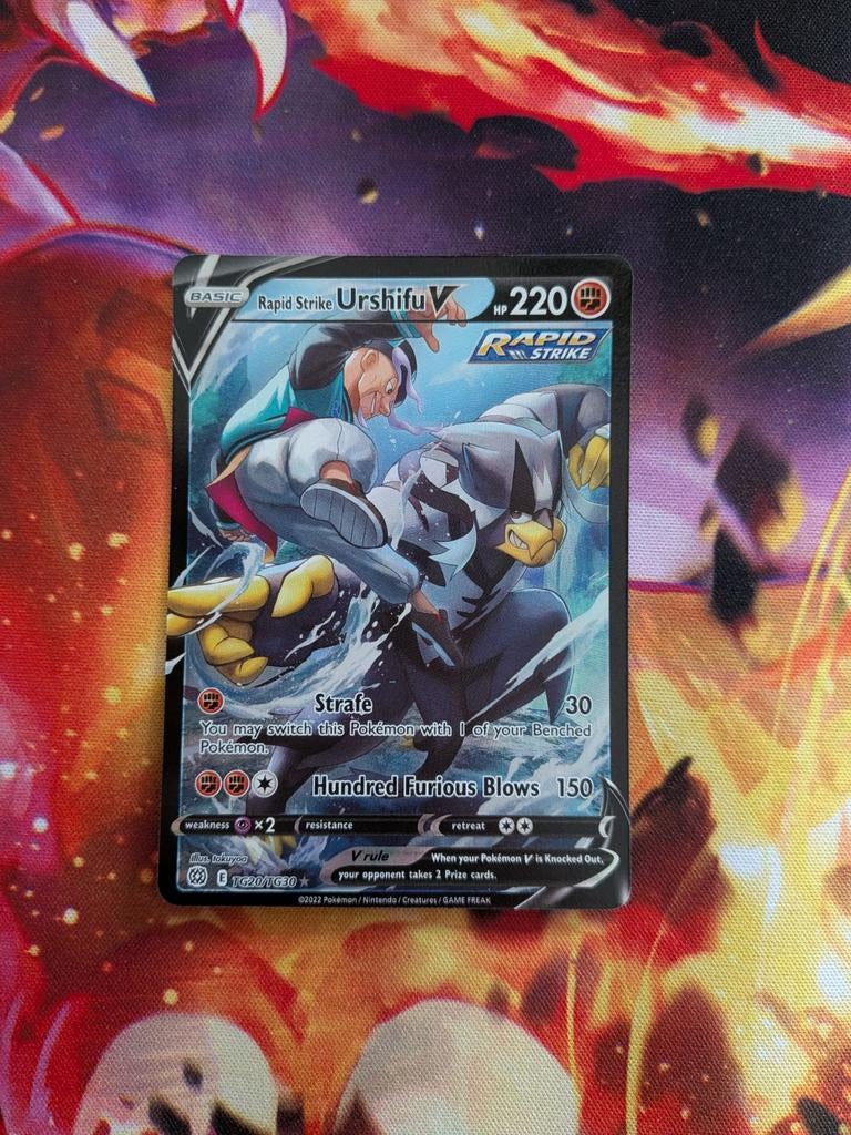 Rapid Strike Urshifu V #TG20 Pokemon Brilliant Stars, Ophalen of Verzenden, Zo goed als nieuw, Losse kaart, Foil