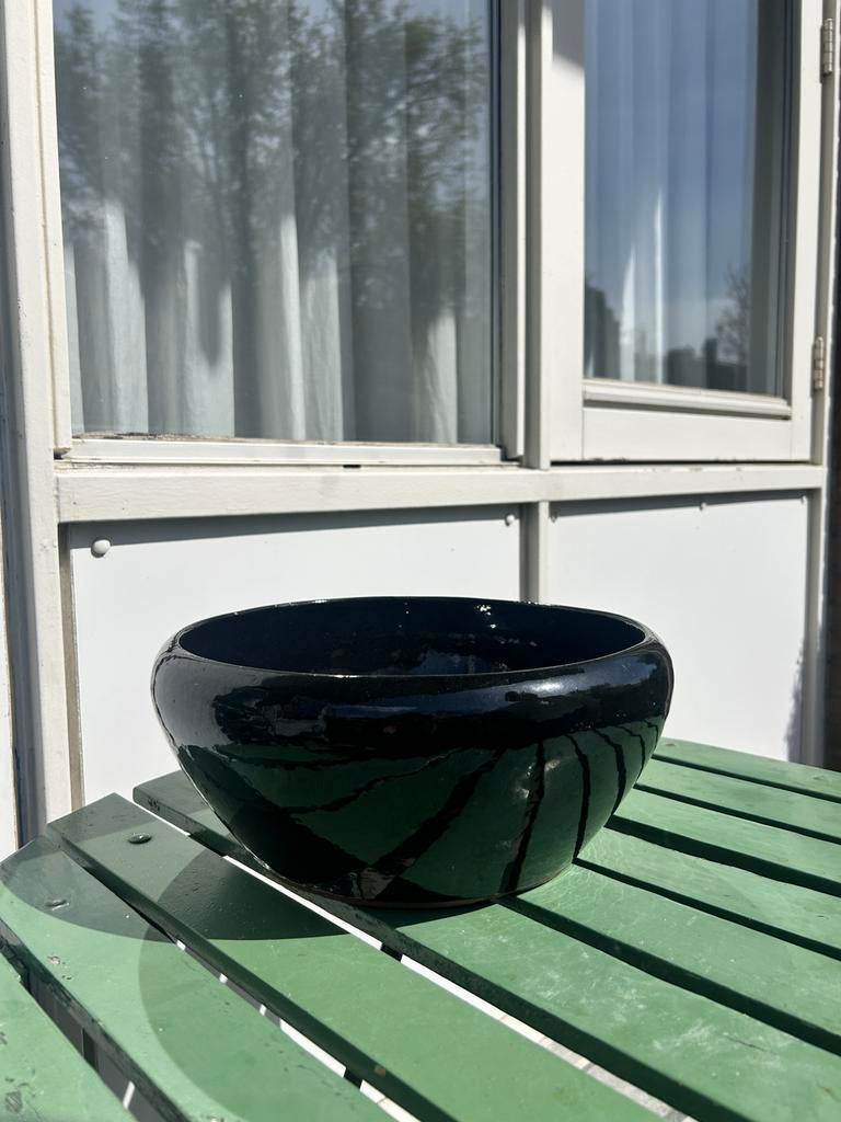 Zwarte geglazuurde aardewerk schaal diameter 30 cm, Ophalen