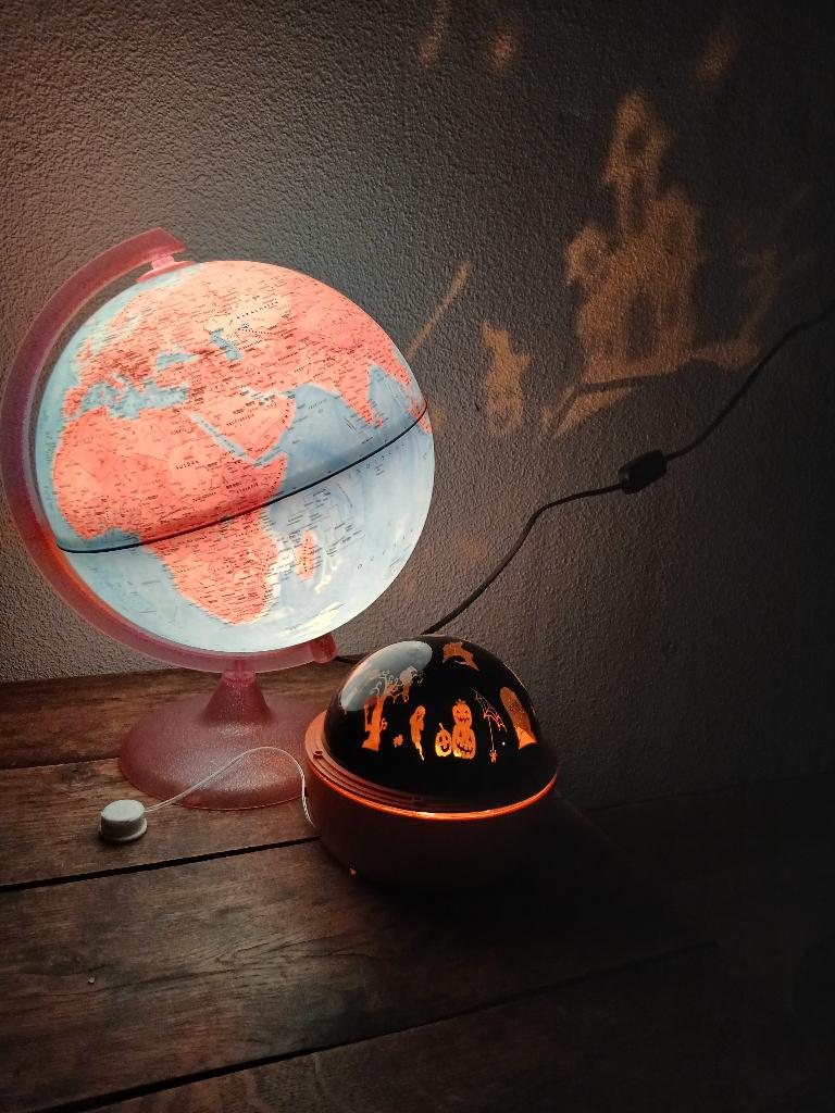 Wereldbol. Globe. Verlicht.+ Halloweenlamp., Ophalen, Zo goed als nieuw, Stijlvol
