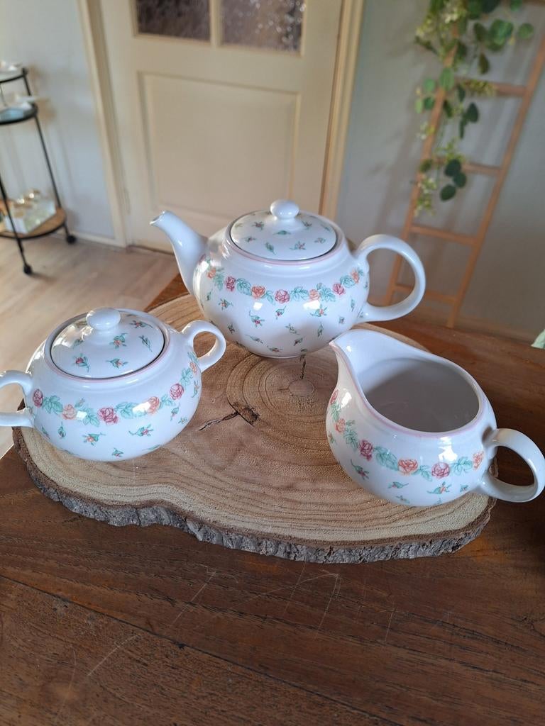 Laura Ashley Rosebud theepot, suikerpot en melkkan, Huis en Inrichting, Keuken | Servies, Ophalen, Overige typen, Zo goed als nieuw
