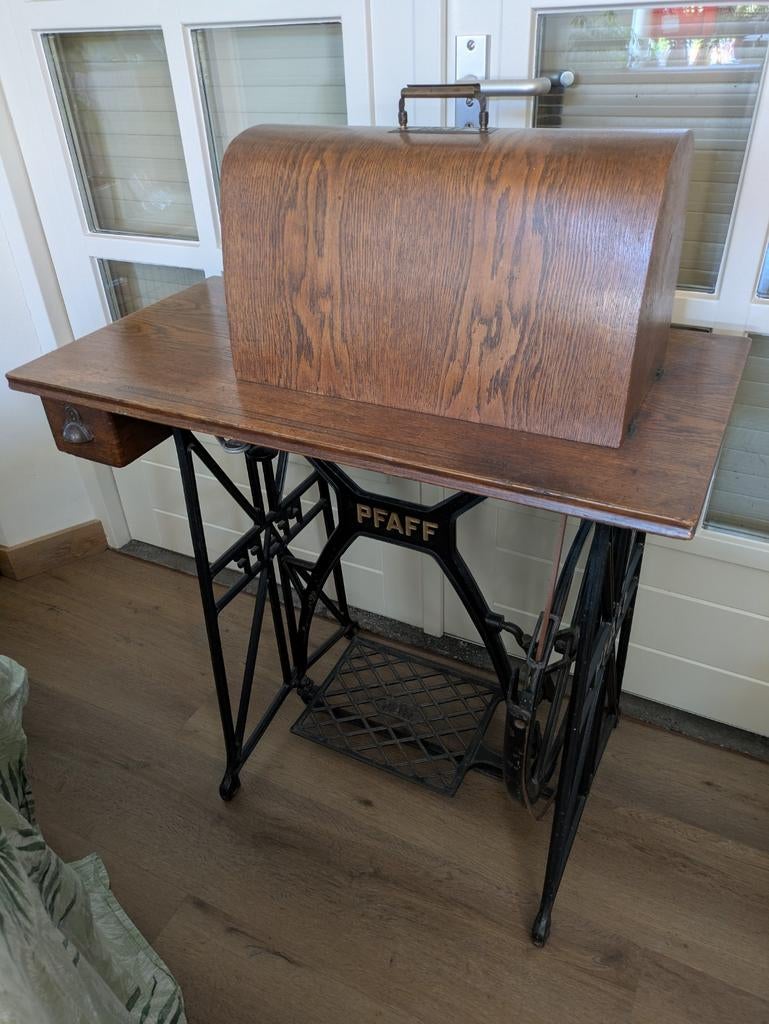 Oud naaimachine van Pfaff vintage, Ophalen