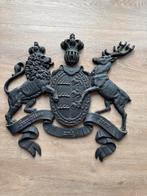 Decoratief gietijzeren wapenschild met leeuw en hert, Ophalen