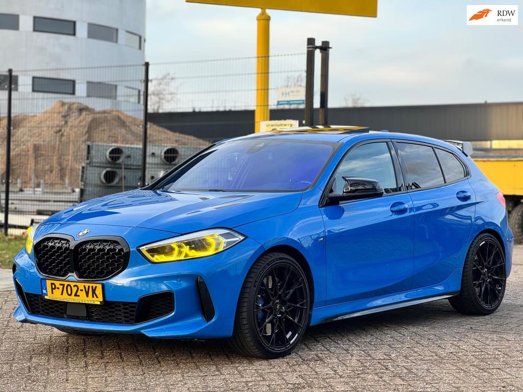 BMW 1-serie M135i xDrive High Executive|AUT|PANO|CARPLAY|, Auto's, BMW, 1998 cc, Gebruikt, 4 cilinders, Blauw