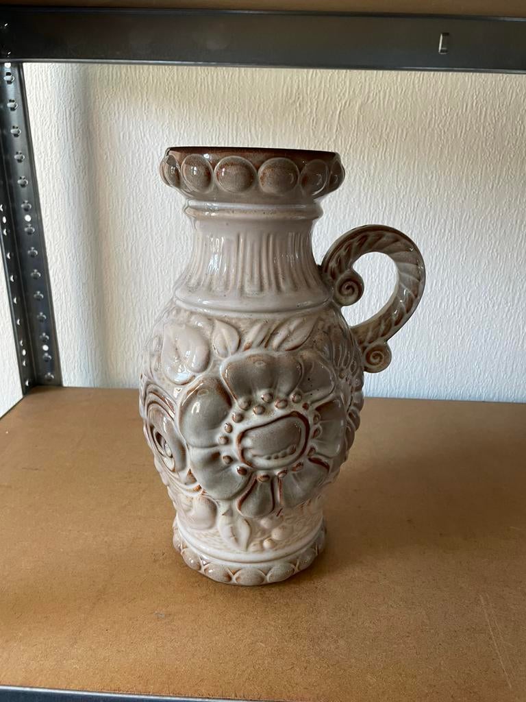 West Germany beige bruine vaas kan met bloemen, Ophalen of Verzenden