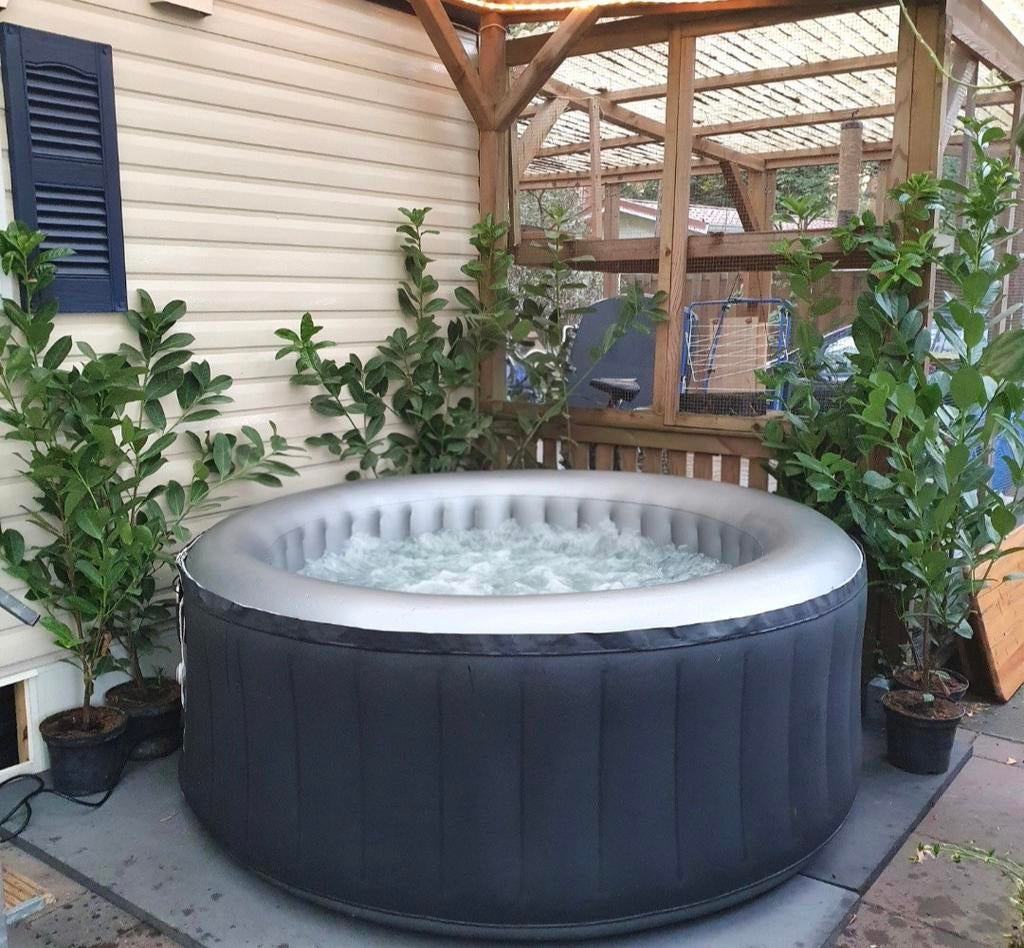 Jacuzzi 4 persoons zelf-opblasend, Ophalen, Gebruikt