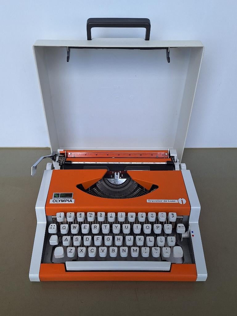 vintage retro oranje Olympia Traveller de luxe typemachine, Diversen, Typemachines, Ophalen of Verzenden, Gebruikt