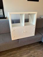 Witte IKEA Kallax kast met 4 vakken en twee mooie deurtjes, Ophalen, Zo goed als nieuw, Minder dan 150 cm, Minder dan 100 cm