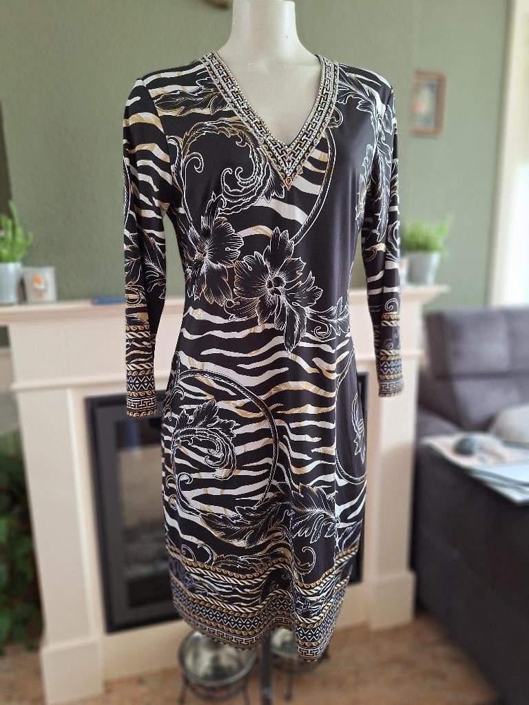 K-Design K Design zebra jurk M, Kleding | Dames, Jurken, Zo goed als nieuw, Maat 42/44 (L), Zwart, Knielengte, Verzenden