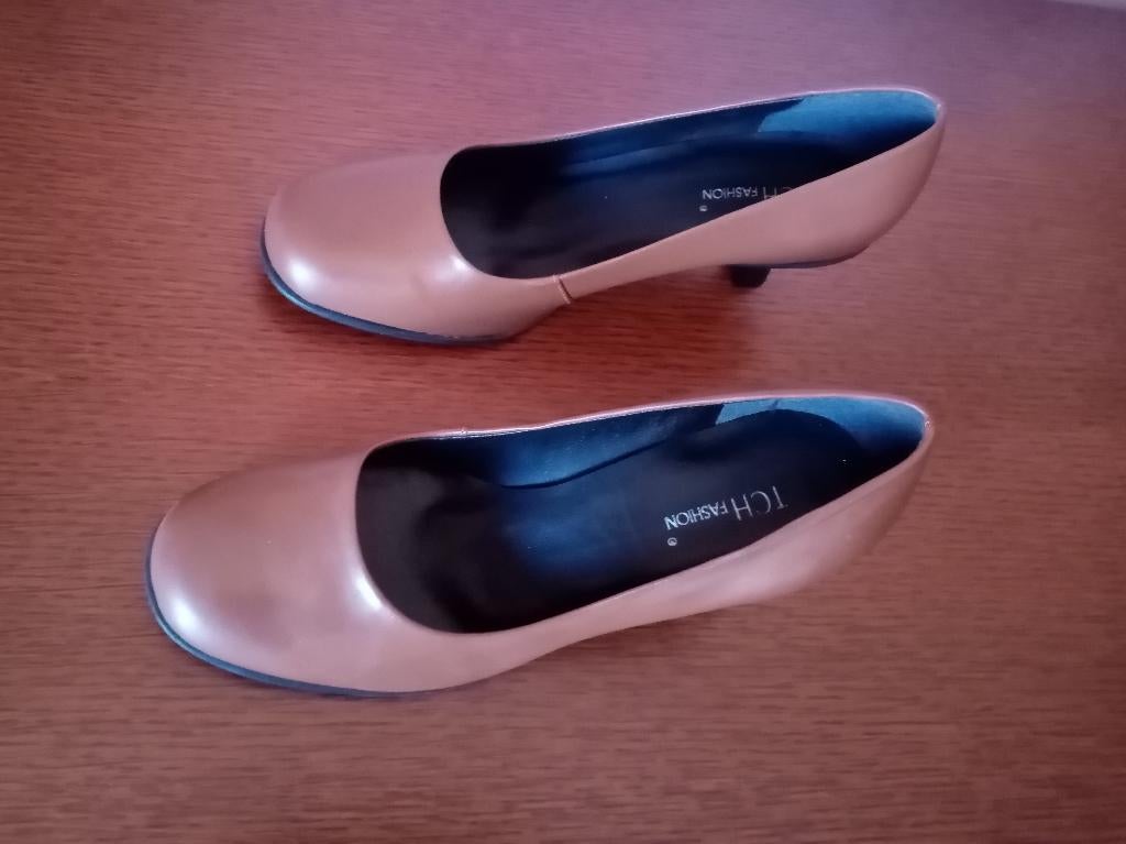 Bruine pumps maat 37 - nieuw!, Bruin, Nieuw, Ophalen of Verzenden, Schoenen met hoge hakken