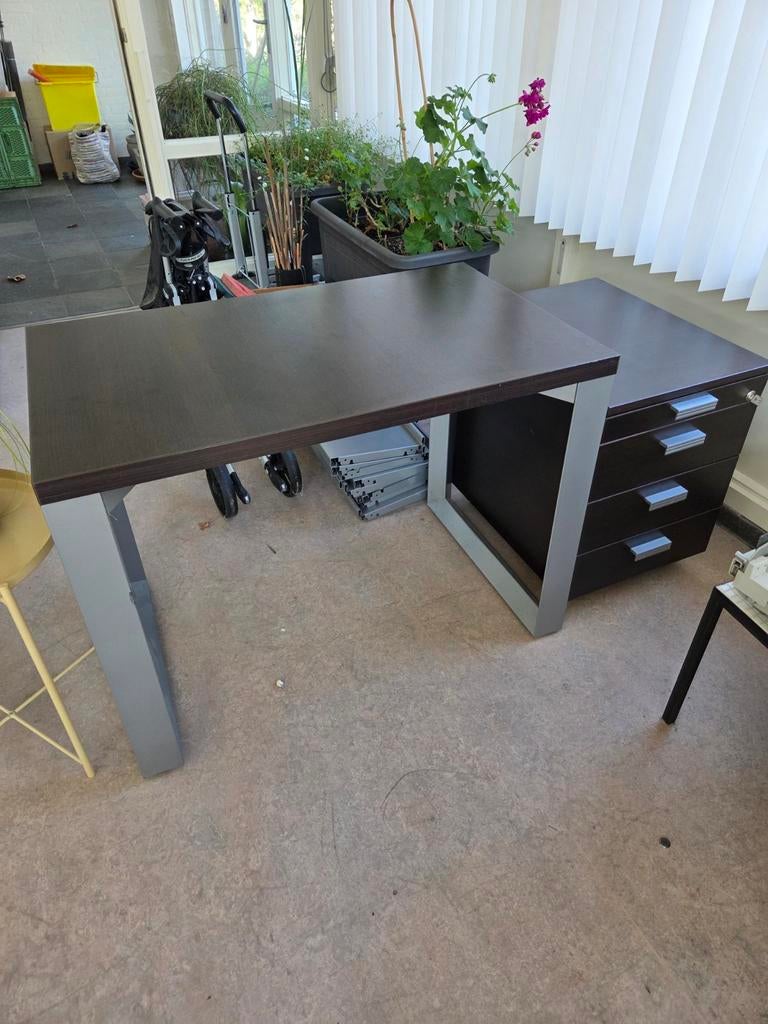 Bureau met rolkastje massief donkerbruin hout, Huis en Inrichting, Bureaus, Ophalen