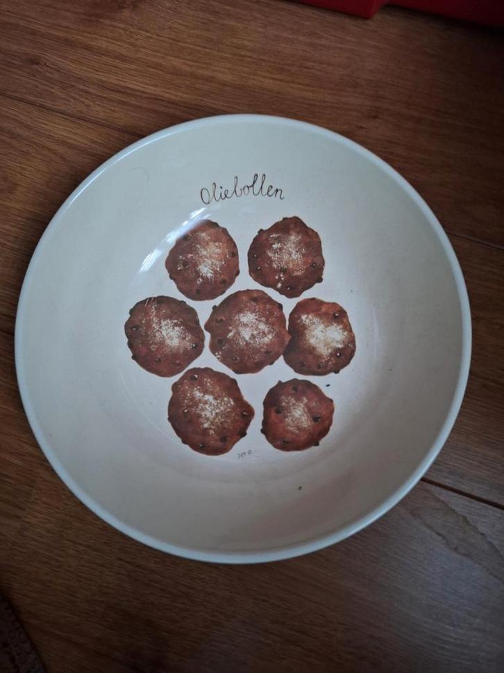 JET oliebollenschaal, Huis en Inrichting, Keuken | Servies, Zo goed als nieuw, Schaal of Schalen, Overige stijlen, Aardewerk, Ophalen of Verzenden