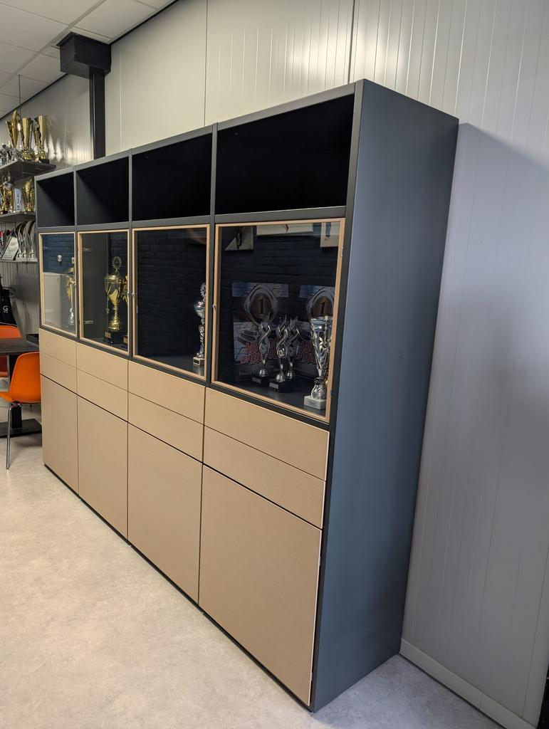 Design vitrinekast antraciet met beukenhout., Ophalen, Design en modern, Meerdere deuren, Zo goed als nieuw