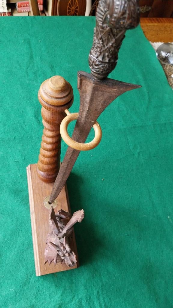 Antieke kris met standaard, Antiek en Kunst, Ophalen of Verzenden