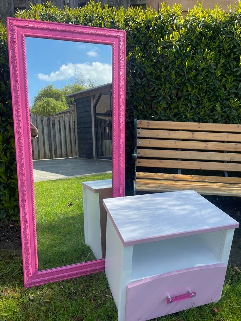 Nachtkastje (wit met roze) en roze spiegel, Huis en Inrichting, Slaapkamer | Nachtkastjes, Ophalen, Gebruikt, Minder dan 45 cm