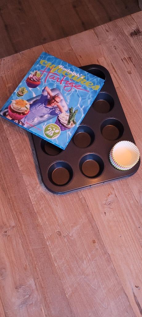 cupcake bakplaat en boek hartige cupcakes, Boeken, Kookboeken, Overige typen, Ophalen of Verzenden, Zo goed als nieuw, Rudolph van Veen