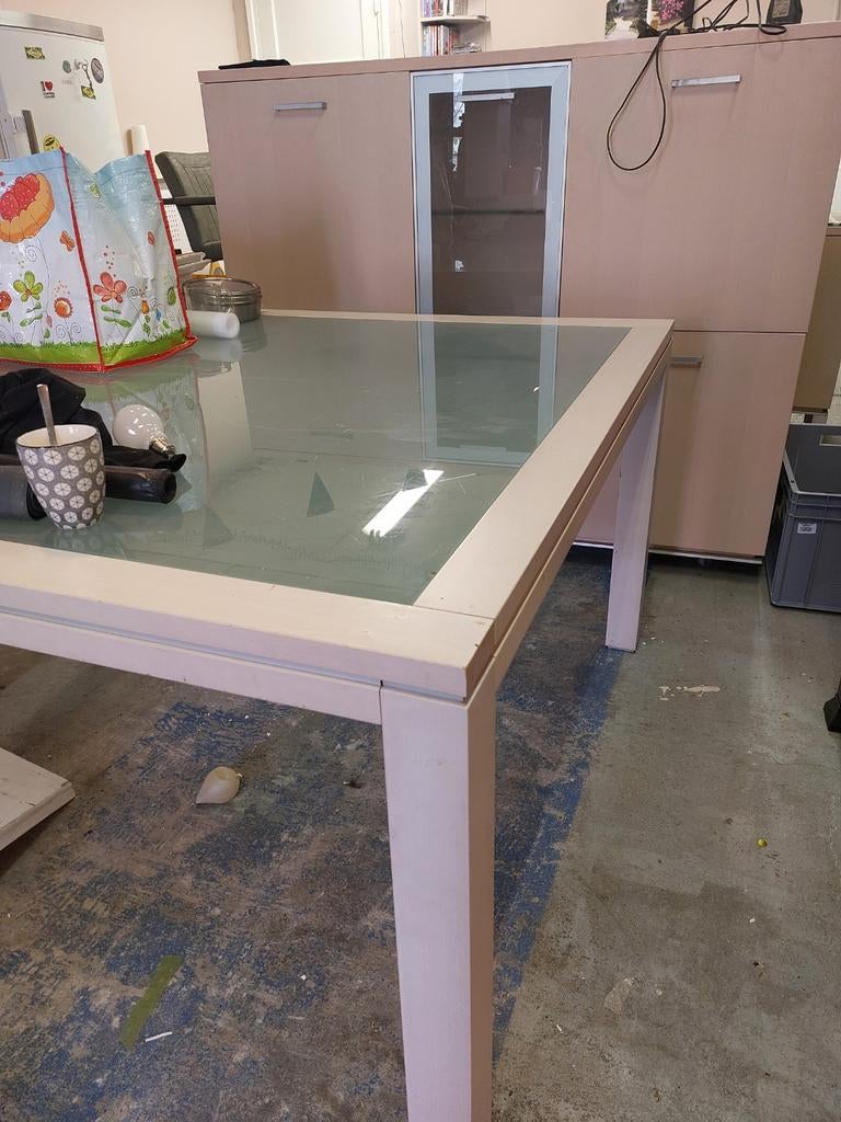 Gratis af te halen: Eettafel, stoelen, dressoir en kast, Ophalen, Gebruikt