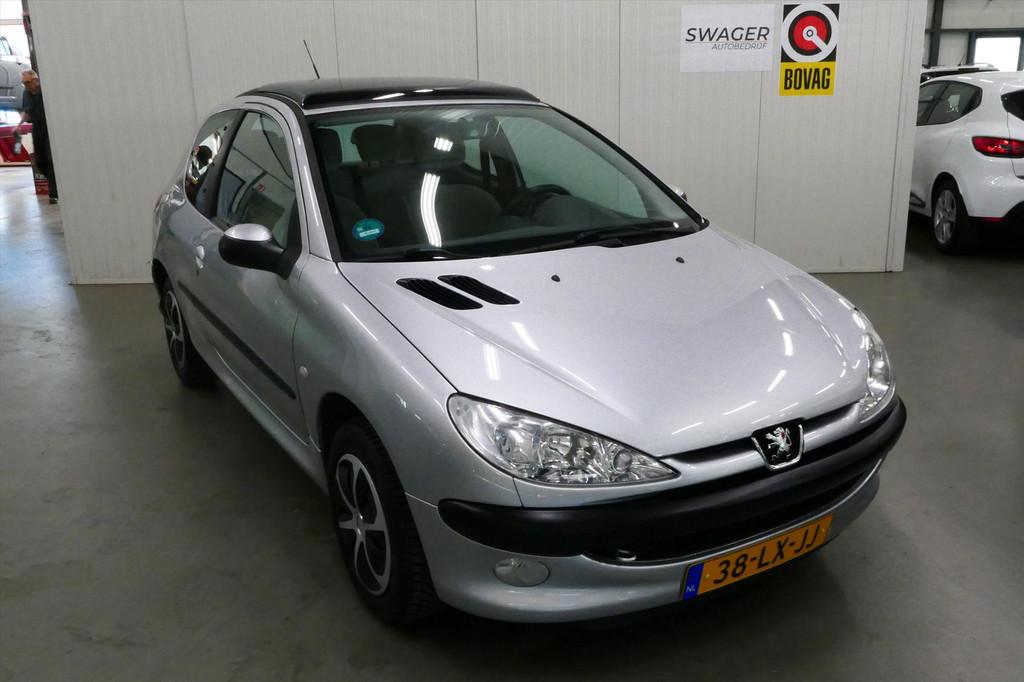 PEUGEOT 206 1.4 X-LINE 3D AUT XT(Dealeronderhouden), Auto's, Automaat, Beige, Origineel Nederlands, Bedrijf