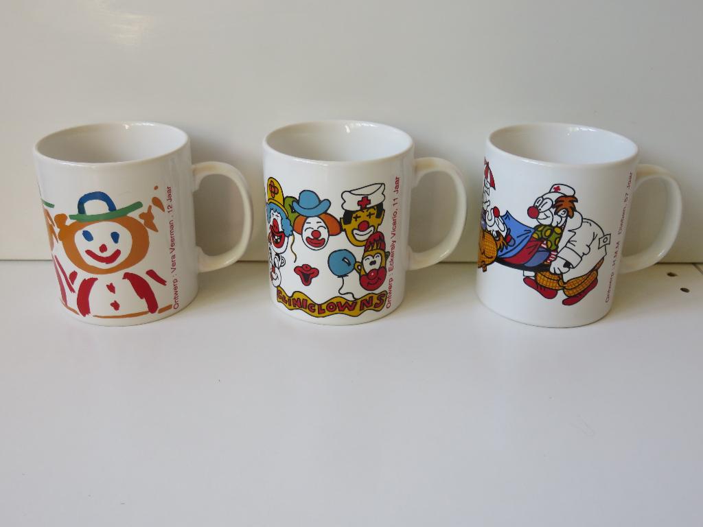 3 aardewerken Blokker Cliniclowns ontwerpwedstrijd mokken, Ophalen of Verzenden, Zo goed als nieuw, Overige stijlen, Kop(pen) en/of Schotel(s)