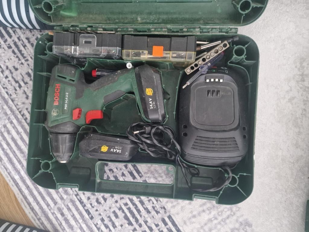 Bosch PSR 14.4 LI-2 Accuboormachine met 2 accu's en lader, Doe-het-zelf en Verbouw, Gereedschap | Boormachines, Gebruikt, Variabele snelheid