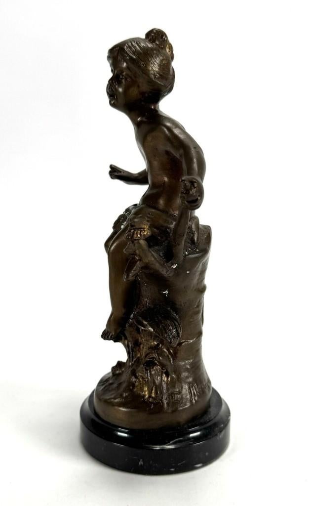 1134. Bronzen beeld naar Moreau – meisje op boomstronk, Antiek en Kunst, Ophalen of Verzenden