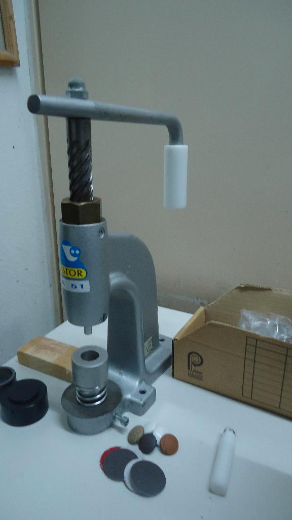 Astor A 51 knopenpers met matrijs en Stans ZGN, Hobby en Vrije tijd, Naaimachines en Toebehoren, Gebruikt, Naaimachine, Overige merken