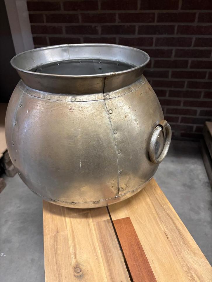 Geklonken ijzeren vaas of pot, Huis en Inrichting, Woonaccessoires | Vazen, Overige kleuren, Minder dan 50 cm, Overige materialen