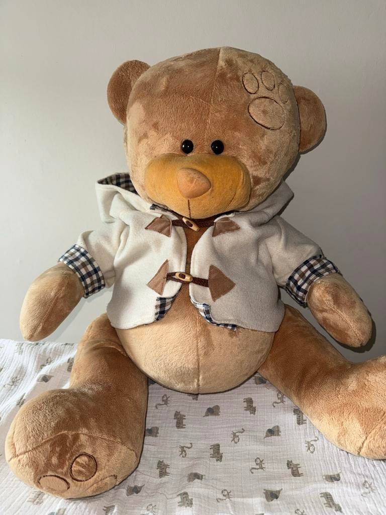 Grote knuffelbeer met jasje, Beer, Ophalen of Verzenden, Zo goed als nieuw, Middelgroot (20 tot 80 cm)
