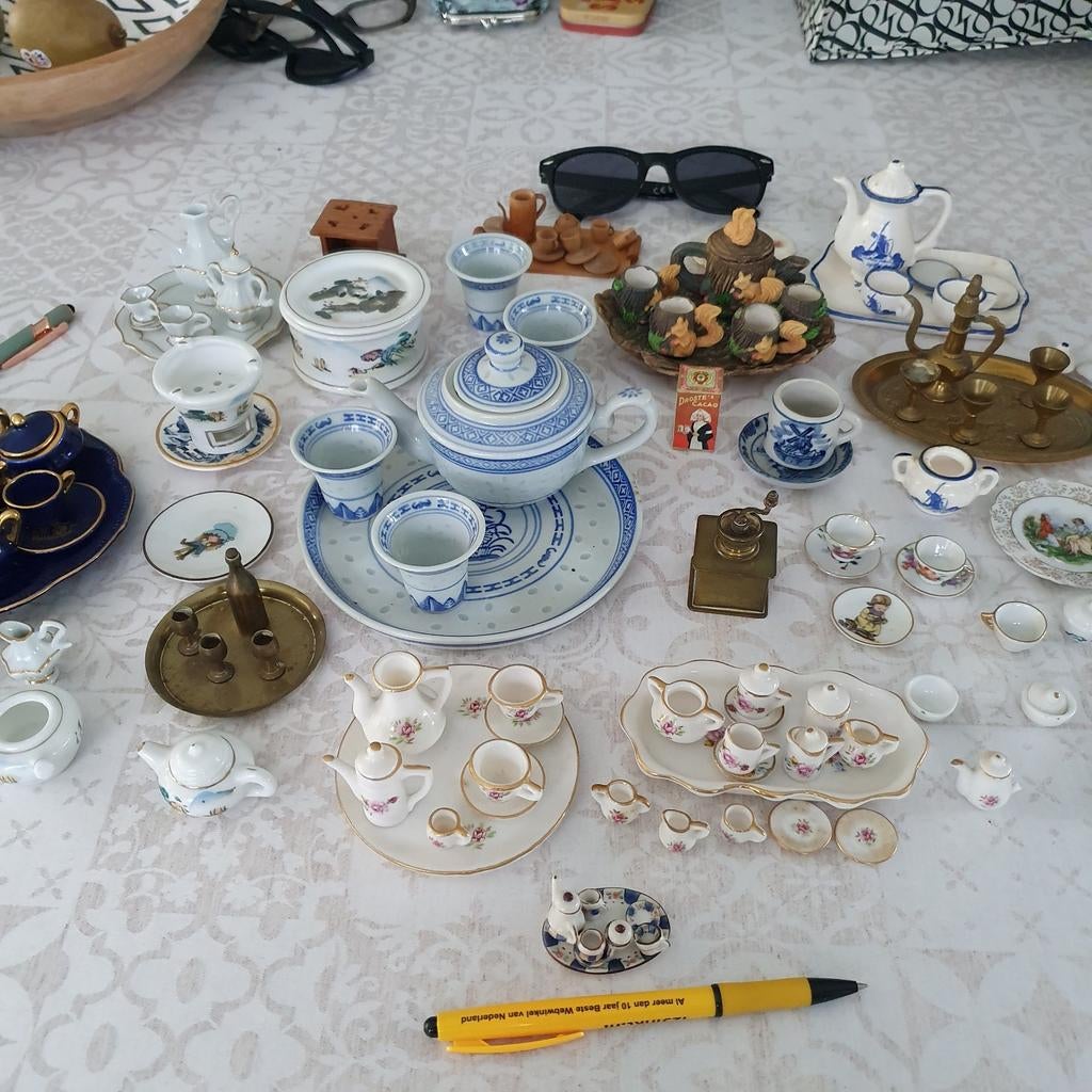 Grote verzameling miniatuur serviezen, Ophalen of Verzenden