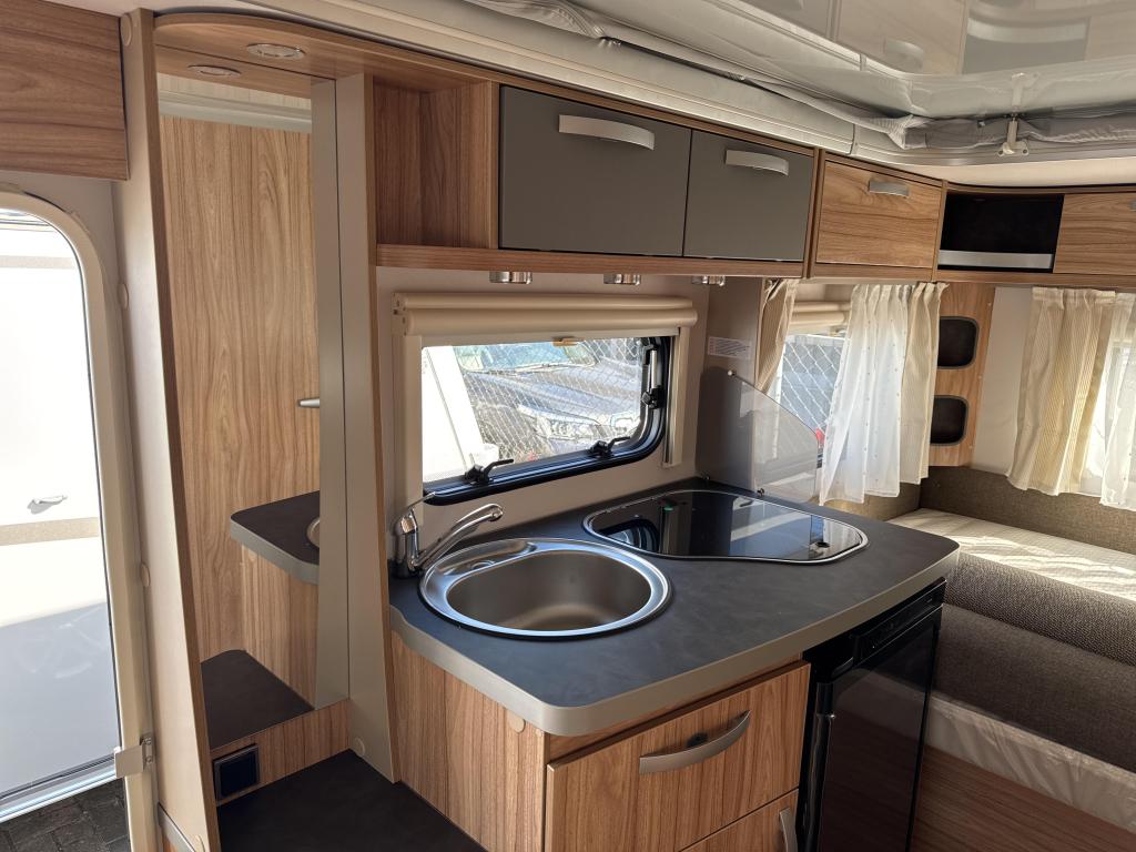 Eriba Feeling 425 Neville vloerverw. 2025 Gratis mover!, Caravans en Kamperen, Standaardzit, Schokbreker, Bedrijf, 750 - 1000 kg